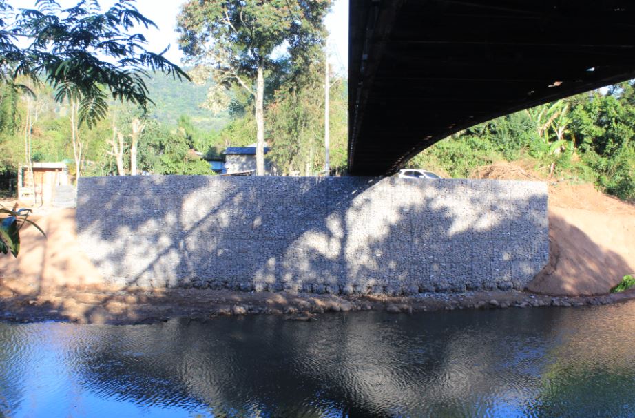 Ponte do bairro Moinho ao Garibaldi, 24,00m de muro Foto: Lilian Moraes