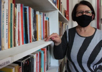 Teresa Machado é professora e criou a biblioteca comunitária em 2018 Fotos:  Lilian Moraes