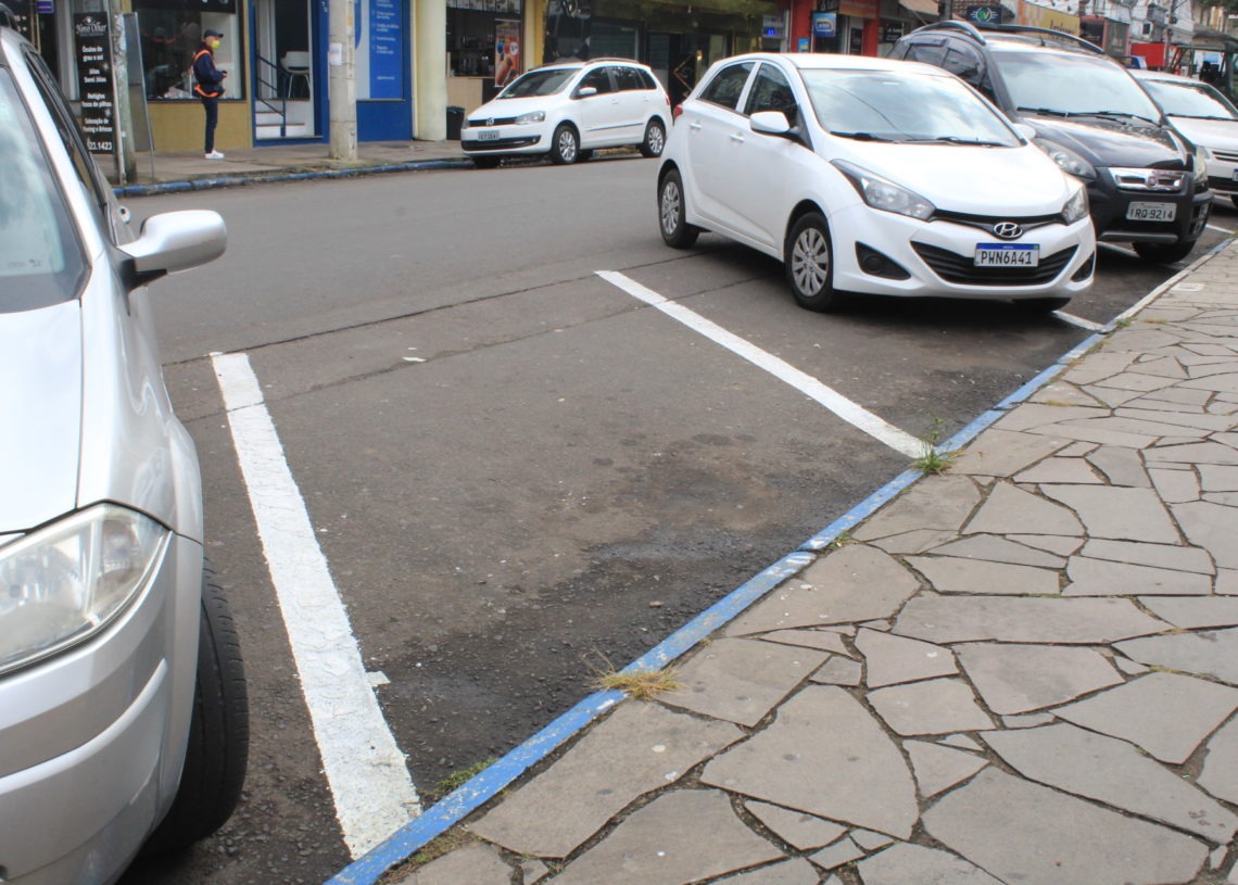 Quem estaciona na linha azul tem cinco minutos de tolerância até ser cobrado. Tempo não estaria sendo respeitado.
Foto: Matheus Oliveira