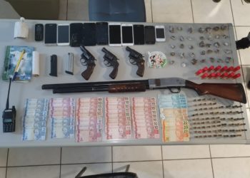 Armas, munições, drogas e celulares apreendidos (Foto: Brigada Militar)