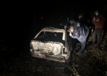 Restos mortais foram localizados no porta-malas do veículo incendiado (Foto: Matheus de Oliveira)