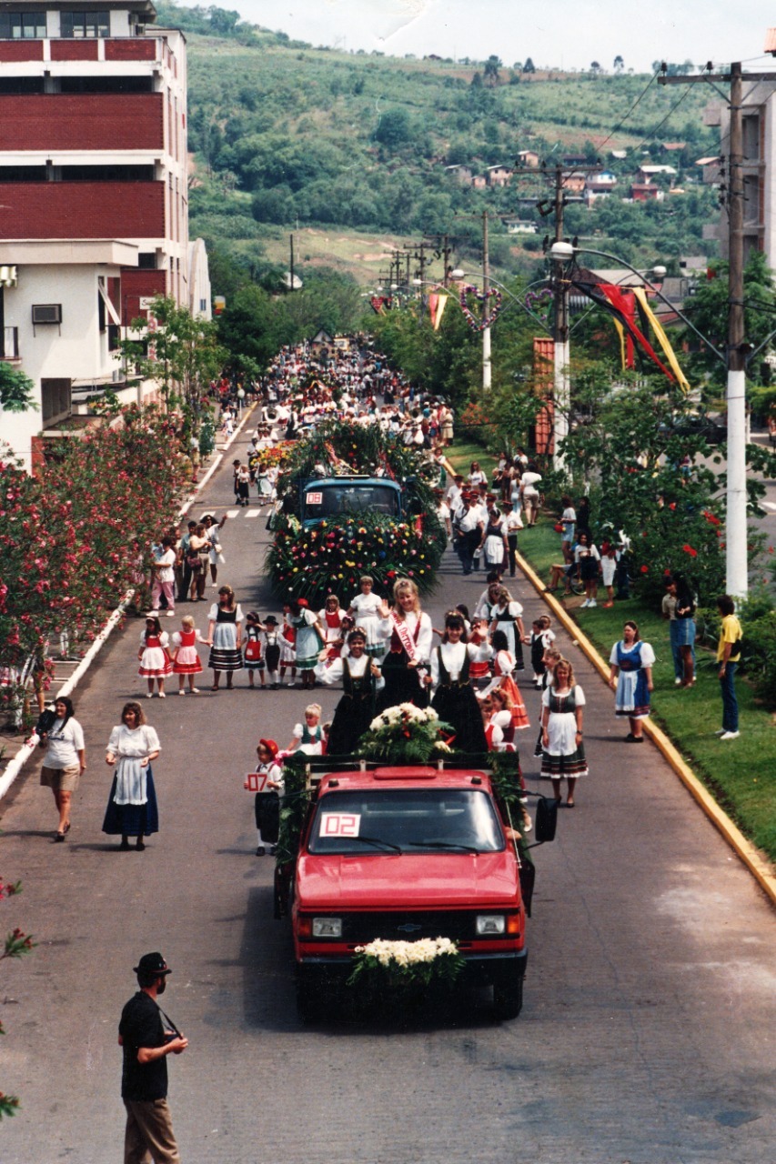 Corte de 91 desfilando no tradicional desfile da Oktoberfest que acontece na Avenida Castelo Branco até hoje