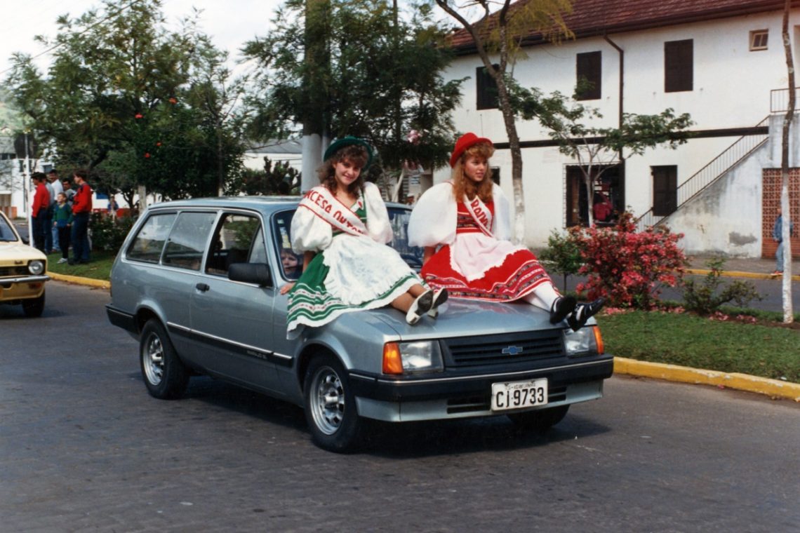 Representantes da corte da segunda edição desfilando em cima de uma clássica Chevrolet Marajó