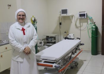 Irmã Neiva é a diretora do Hospital Nossa Senhora do Rosário 
(Foto: Melissa Costa)