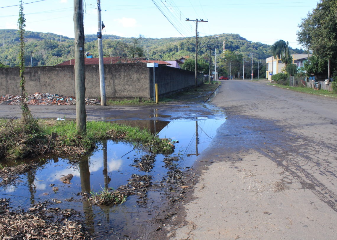 Em dia ensolarado, reportagem foi ao local e encontrou água acumulada.
Foto:  Matheus de Oliveira