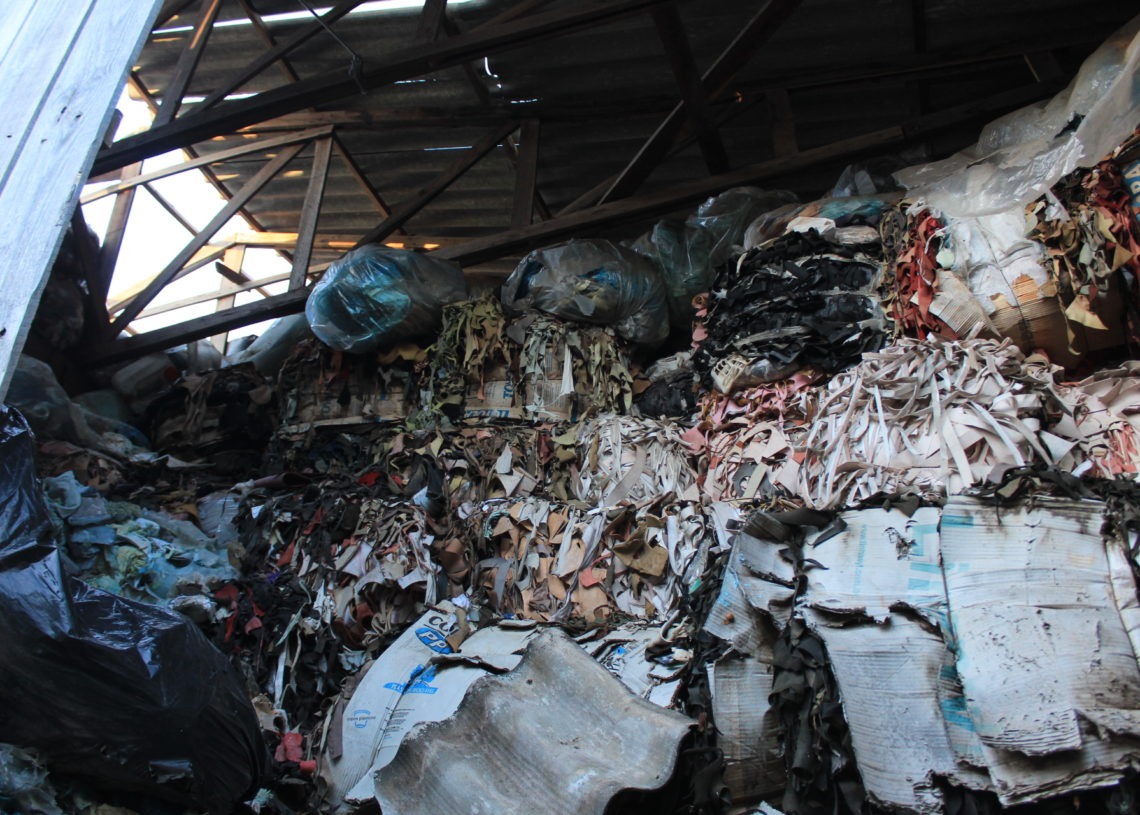Lixo em um dos pavilhões da CERSIT Foto: Lilian Moraes