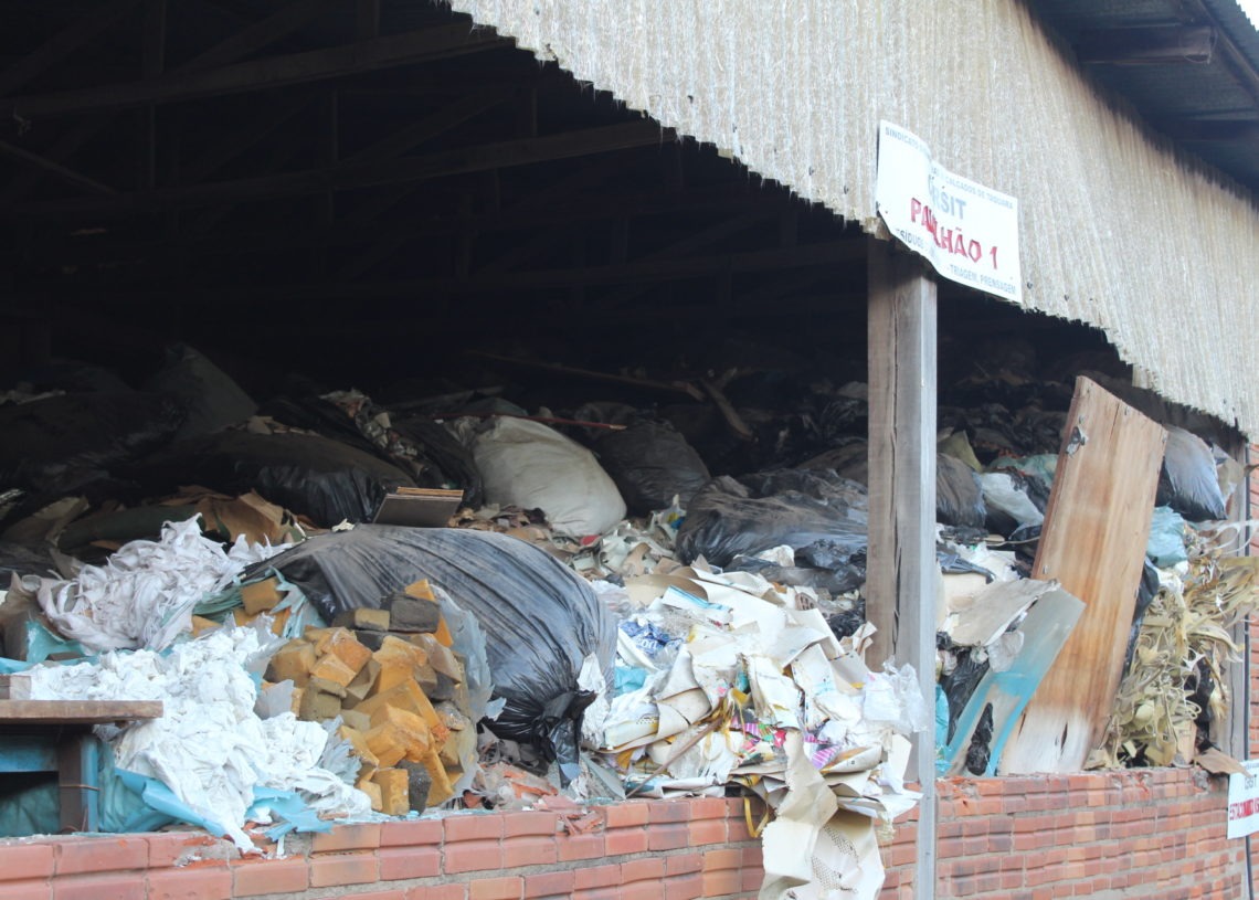 Por fora é possível visualizar a quantidade de resíduos Foto: Lilian Moraes