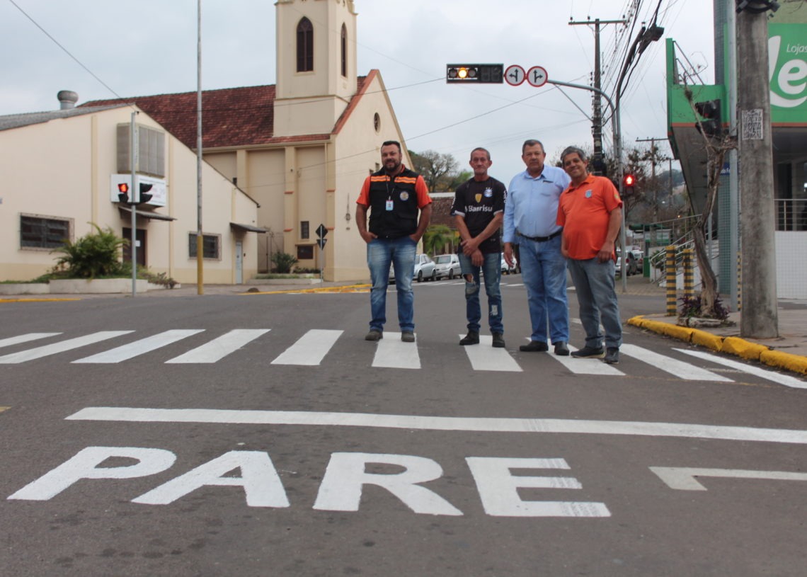 Equipe do departamento de trânsito, que faz o trabalho de pintura e manutenção das vias Foto:  Lilian Moraes
