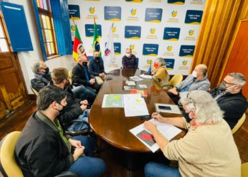 Reunião ocorreu no gabinete do prefeito Luiz Zafallon, em Gravataí. Foto: Cris Vargas / Divulgação
