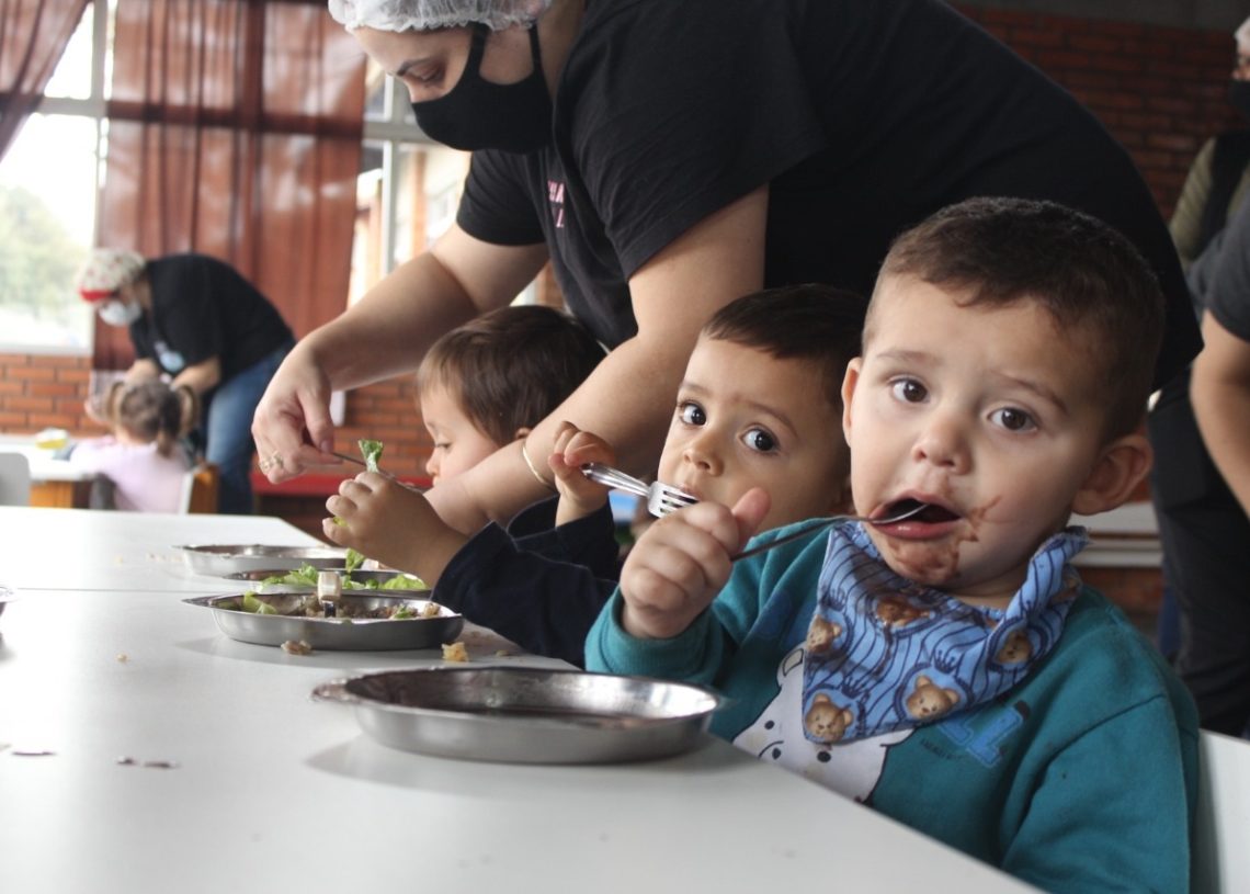 Crianças da Emei Azaleia aprovam o feijão das cozinheiras 
(Fotos: Melissa Costa)