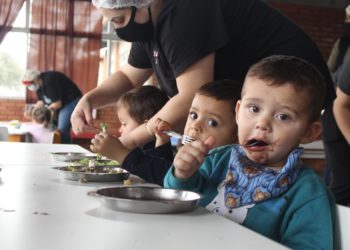 Crianças da Emei Azaleia aprovam o feijão das cozinheiras 
(Fotos: Melissa Costa)