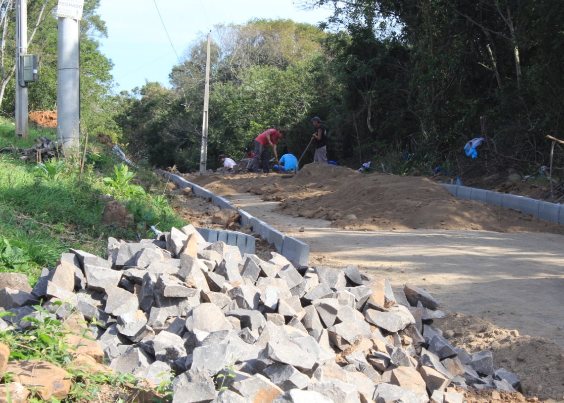 Serviços de pavimentação com pedra irregular estão em andamento.
Foto: Matheus de Oliveira