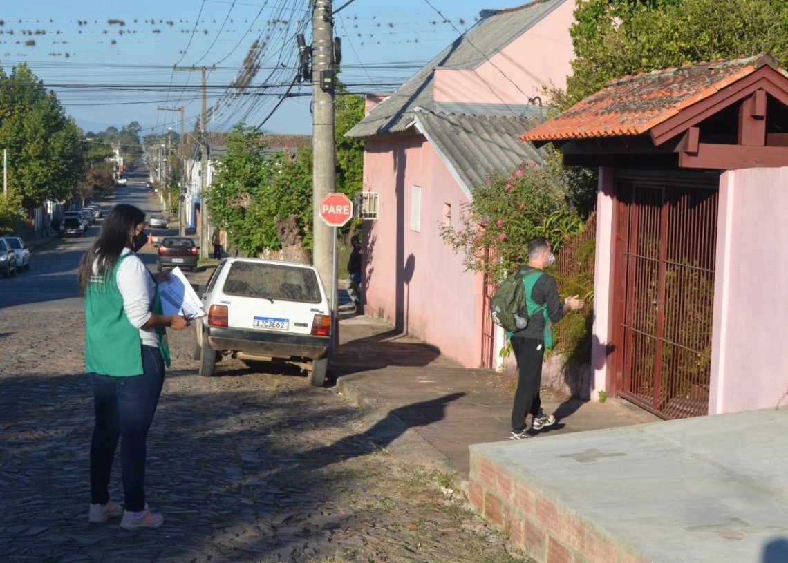 Agentes da Vigilância Ambiental visitam residências para combater focos do Aedes aegypti Foto:  Divulgação/Prefeitura de Taquara