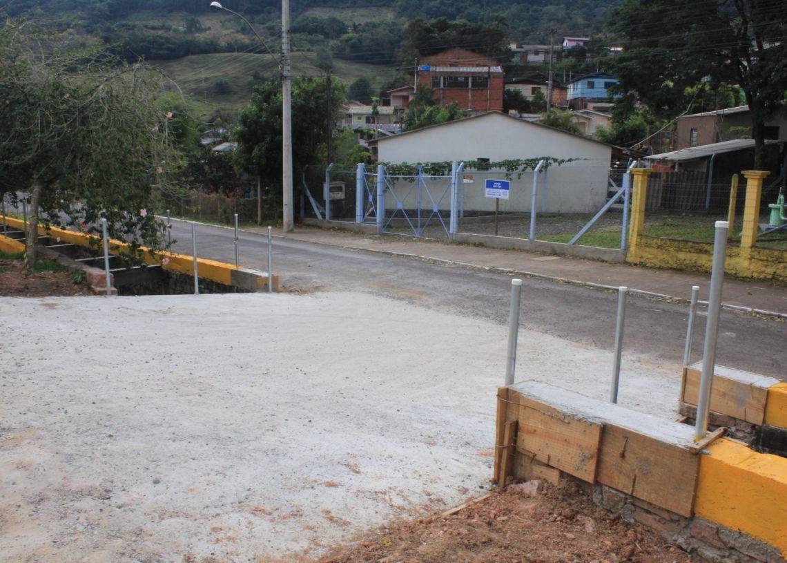 Antes da construção do pontilhão, veículos faziam a conversão na contramão colocando os usuários da via em perigo Foto: Lilian Moraes