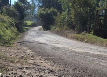 Fim do trecho de asfalto e início da estrada; projeto é pavimentar 7,37 km, de Três Coroas a Canela Foto: Lilian Moraes