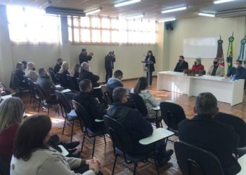 Secretários, prefeitos e demais autoridades durante a reunião em Sapiranga Foto: (Melissa Costa)