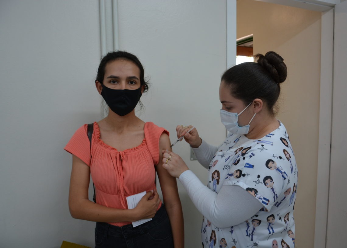 Pessoas com 17 anos ou mais podem receber a primeira dose do imunizante
Foto: Ruan Nascimento/Prefeitura de Taquara