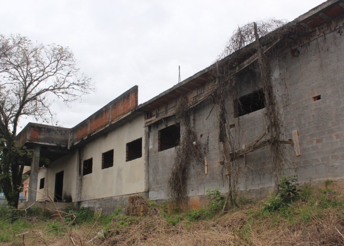 Imagem de total 
abandono no prédio que seria da UPA 
(Foto: Melissa Costa)