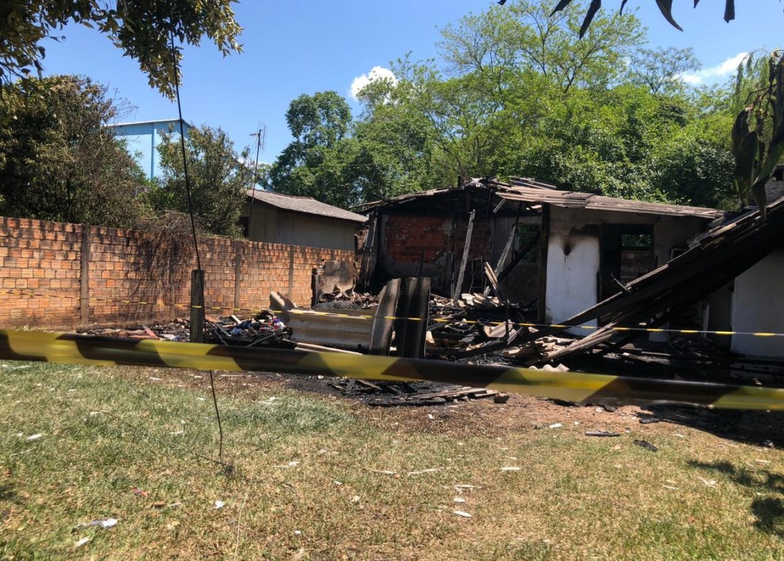 Fogo destruiu a residência e vitimou duas crianças (Foto: Lilian Moraes)