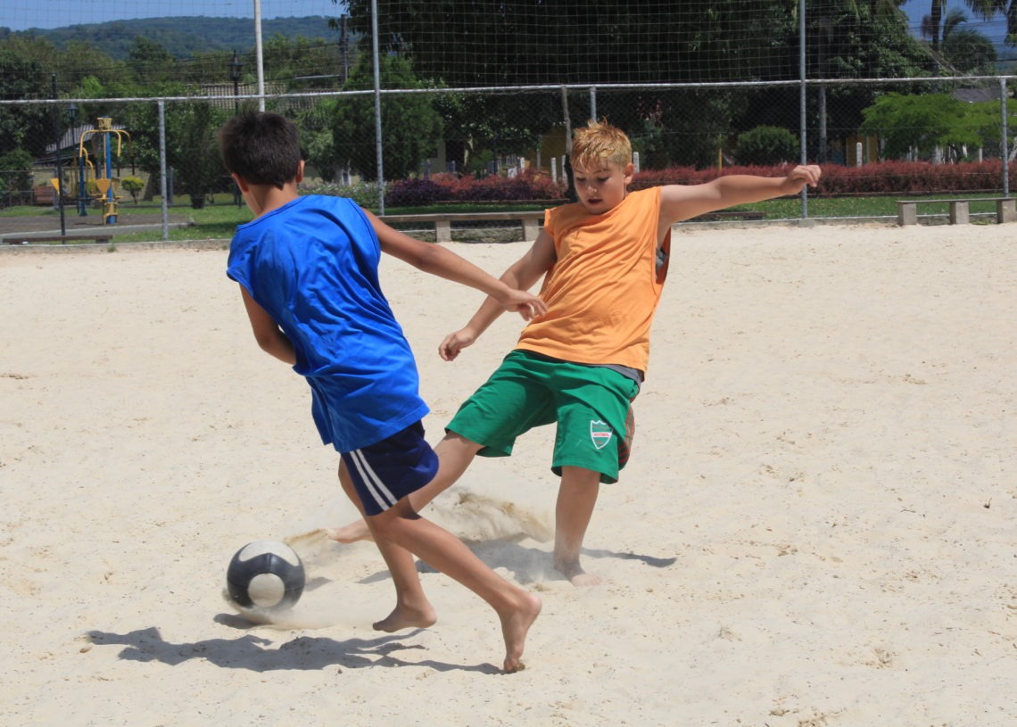 Atividades são desenvolvidas em campo de futebol e quadras de areia e sintético 
Fotos: Lilian Moraes