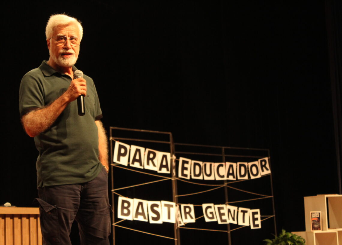 Professor José Pacheco foi o primeiro palestrante a subir no palco Foto: Lilian Moraes/Grupo Repercussão