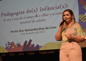 Professora Samantha Dias de Lima discursou sobre a valorização da voz da criança - Foto: Prefeitura de Taquara