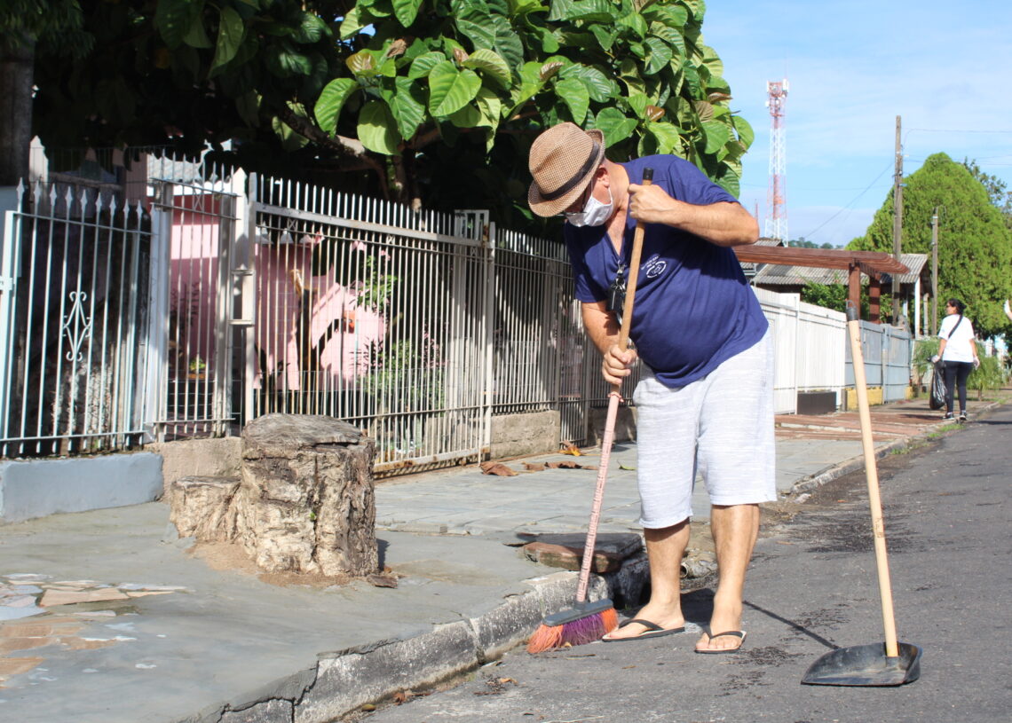 Comunidade também faz sua parte limpando as folhas das ruas e evitando o acúmulo de água na entrada dos bueiros
Foto: Lilian Moraes