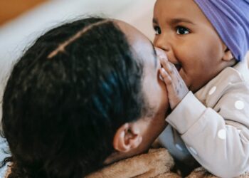 Bebês tendem a usar a oralidade para conhecer o mundo através da boca Foto: Divulgação
