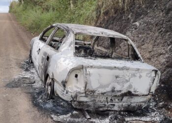 Carro da vítima foi incendiado em Parobé (Foto: Brigada Militar)