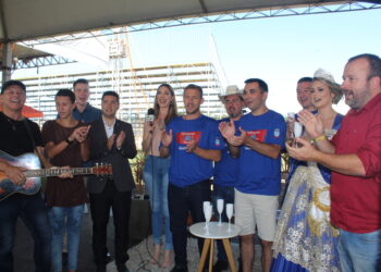 Apresentadores 
e convidados 
cantando parabéns 
ao município (Foto: Lilian Moraes)