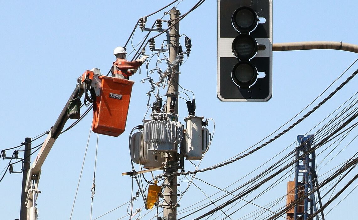 São Paulo - Funcionários da Enel fazem manutenção em poste de energia elétrica no bairro de Pinheiros.

Foto: Agência Brasil