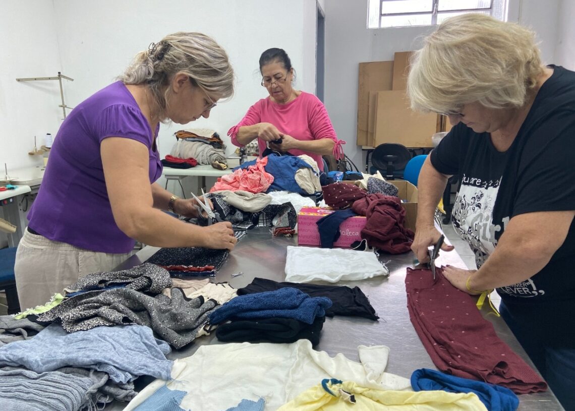 Projeção das voluntárias é costurar mil peças de roupas (Fotos: Melissa Costa)