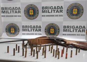 Arma e cartuchos apreendidos no local Foto: Brigada Militar/Divulgação