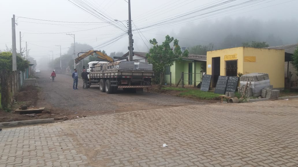 Quatro ruas estão recebendo pavimentação com blocos de concreto no bairro

Foto: Ruan Nascimento/Prefeitura de Taquara