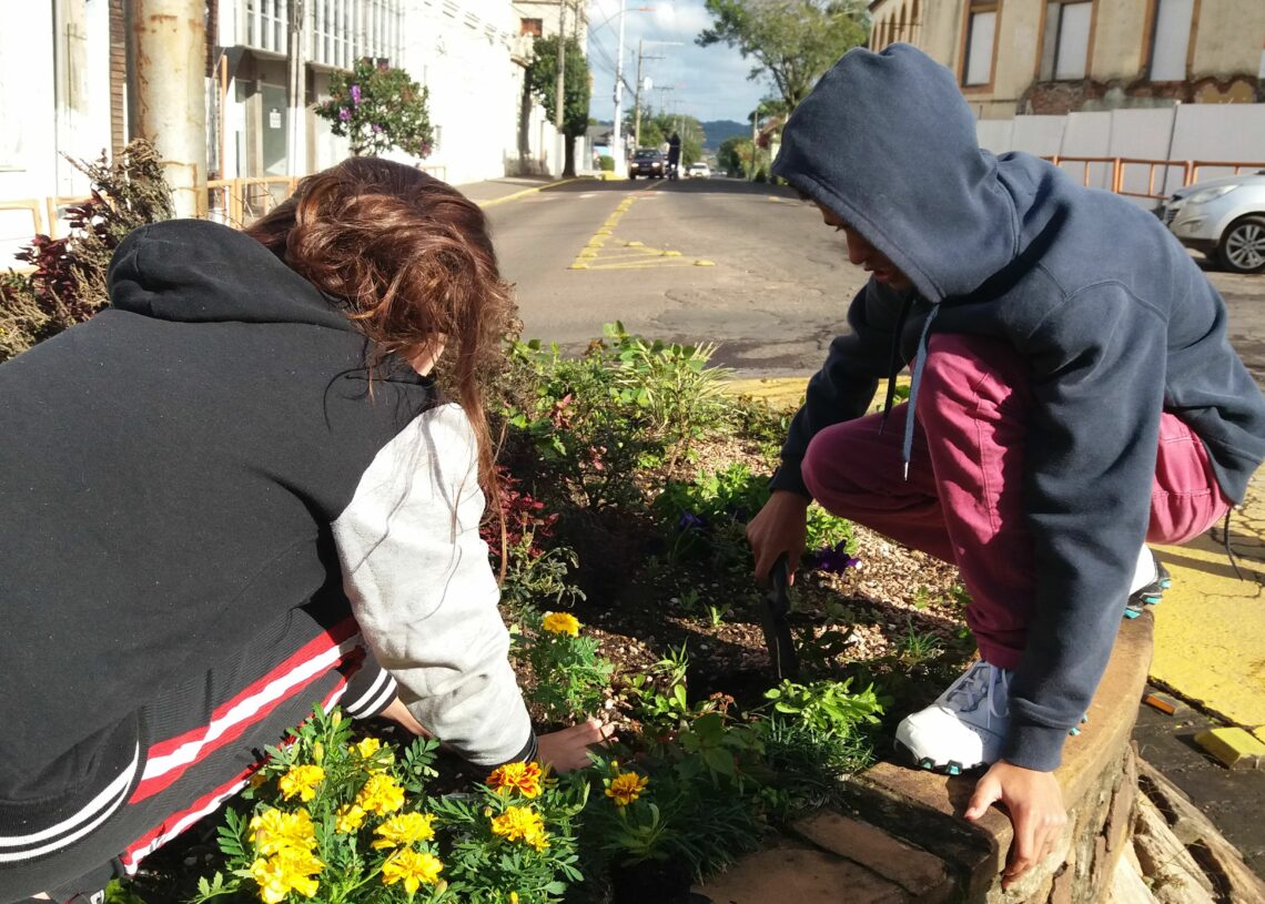 Acolhidos pelo Lar Padilha realizaram o plantio de flores no Centro de Taquara, como forma de dar atenção à campanha

Foto: Ruan Nascimento/Prefeitura de Taquara