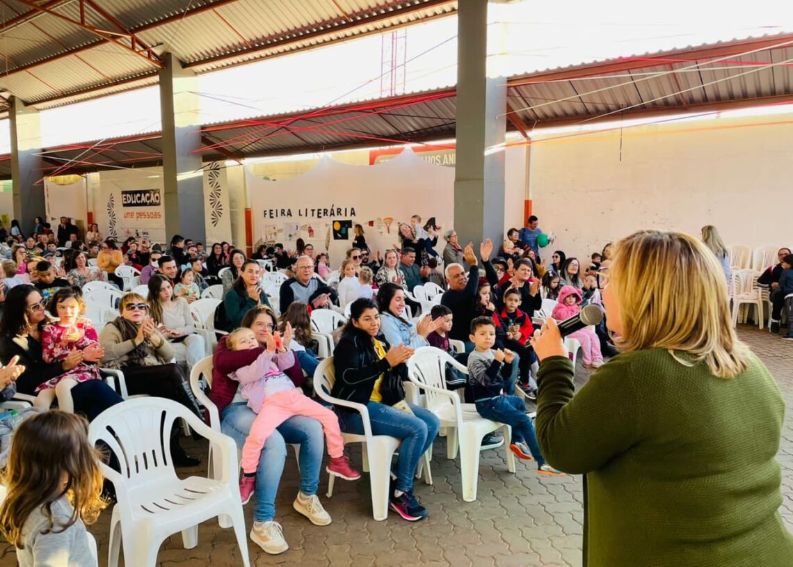 Prefeita Sirlei Silveira agradece a presença do público em discurso Foto: Cris Vargas/Prefeitura de Taquara