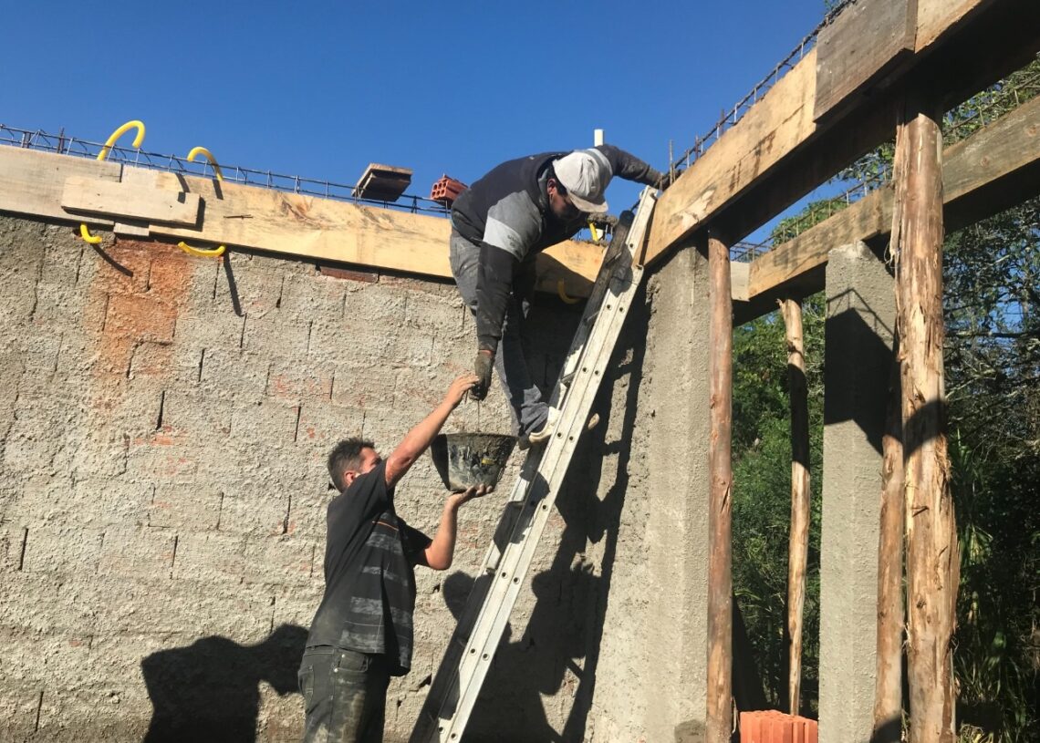Equipes trabalham para erguer a estrutura da nova escola de educação infantil (Fotos: Melissa Costa)