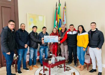 Cheque simbólico de R$ 120 mil foi entregue na manhã desta segunda Foto: Cris Vargas/Prefeitura de Taquara