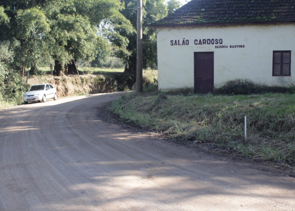 Pavimentação tem início nas proximidades do Salão do Cardoso. Foto: Matheus de Oliveira