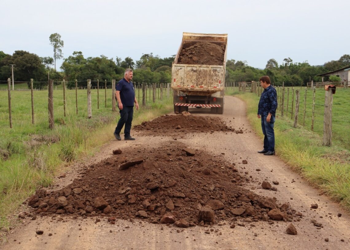Prefeito e secretário de Obras em manutenção de estrada de chão batido na Fazenda Passos (Foto: PMR)