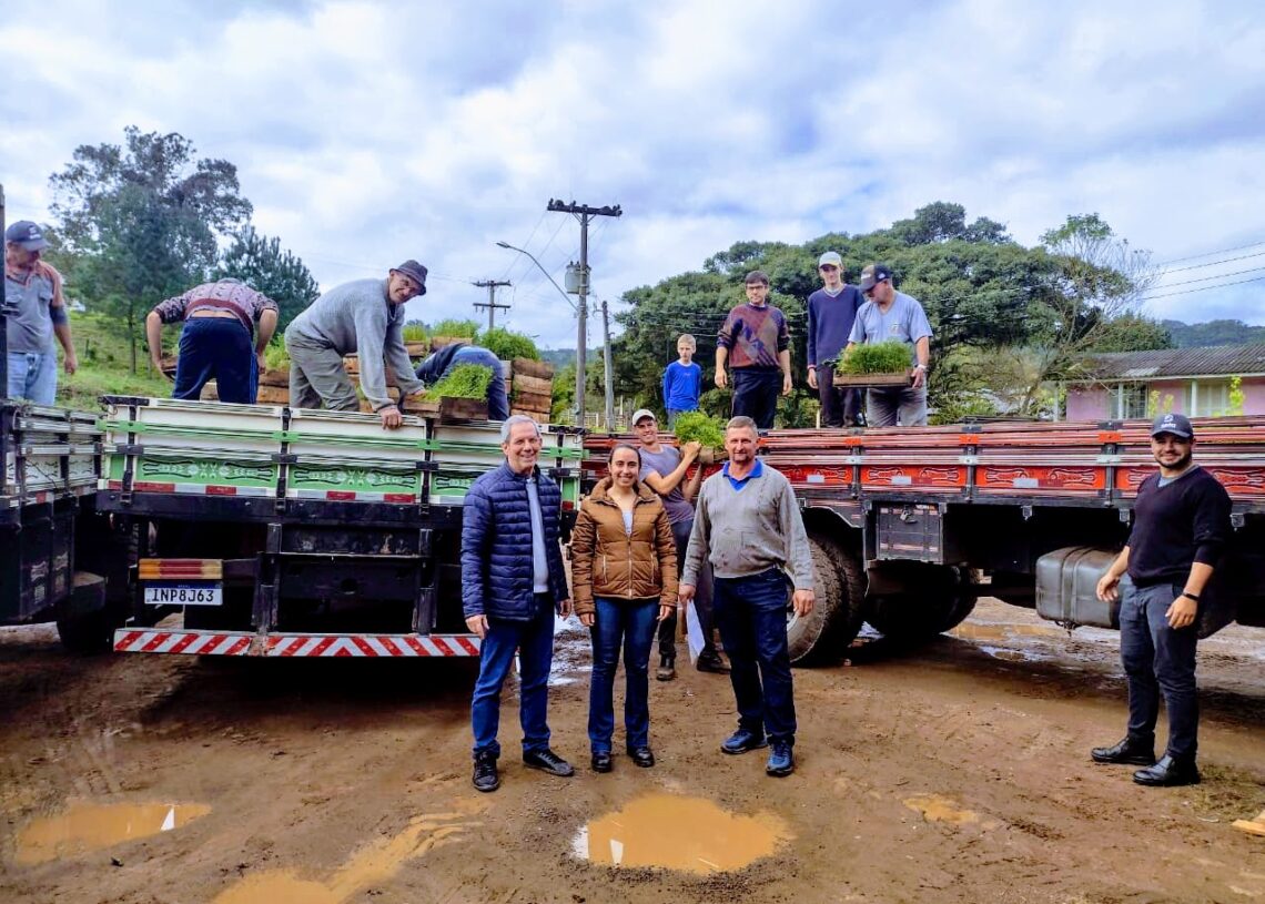 Representantes da empresa SETA e da Prefeitura fizeram a entrega das mudas aos agricultores  Foto: Divulgação