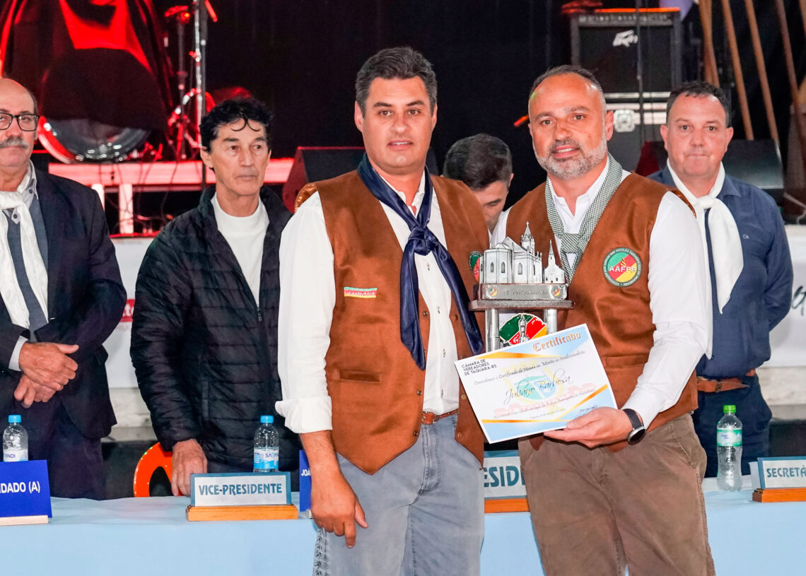 Vice-presidente, Fernando Telles Kirsch entregou o certificado ao presidente Juliano Foto: Mateus Portal