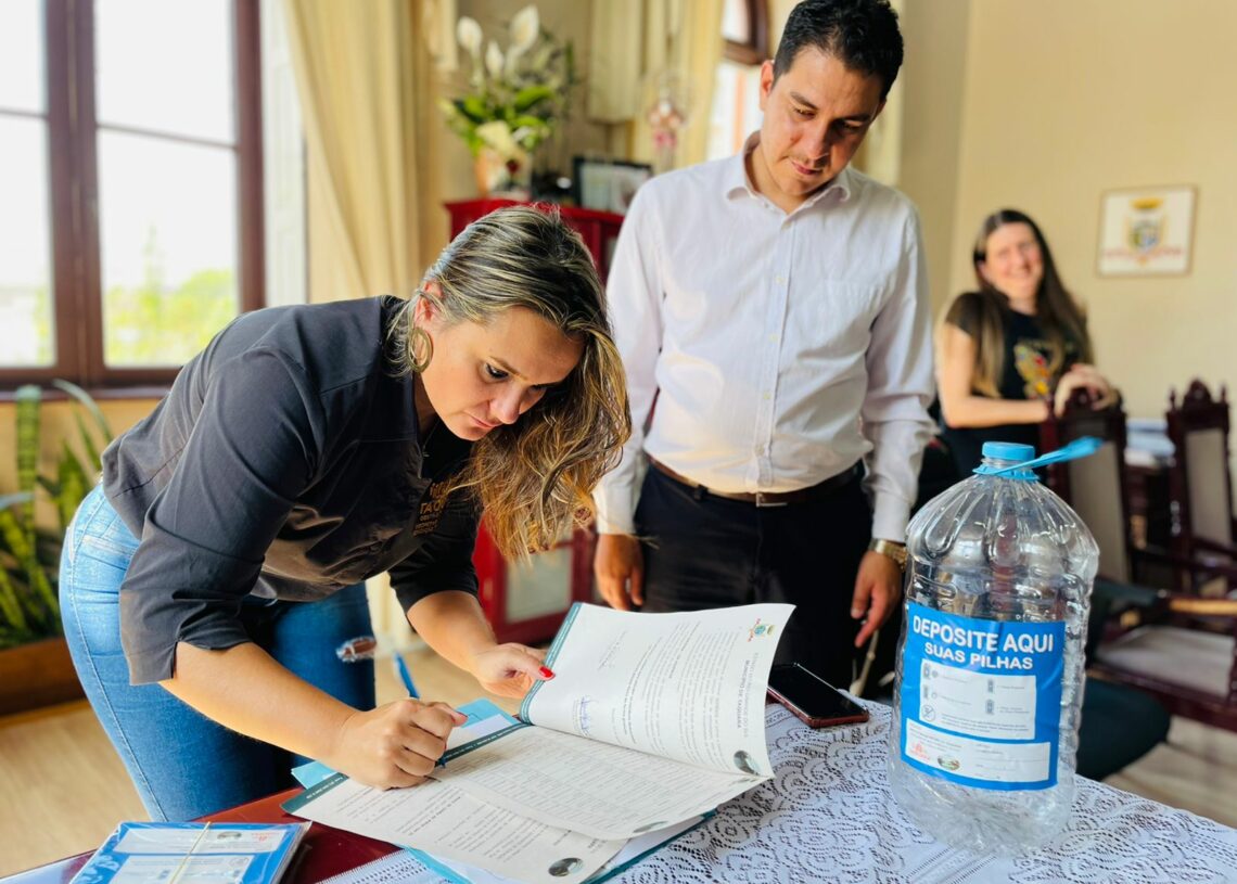 Secretária Carla e secretário Matheus assinaram o documento Foto: Cris Vargas/Prefeitura de Taquara