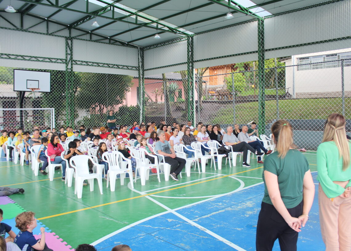Ainda que a inauguração oficial tenha acontecido na sexta-feira, 
estudantes já utilizavam a quadra há algumas semanas Foto: Lilian Moraes