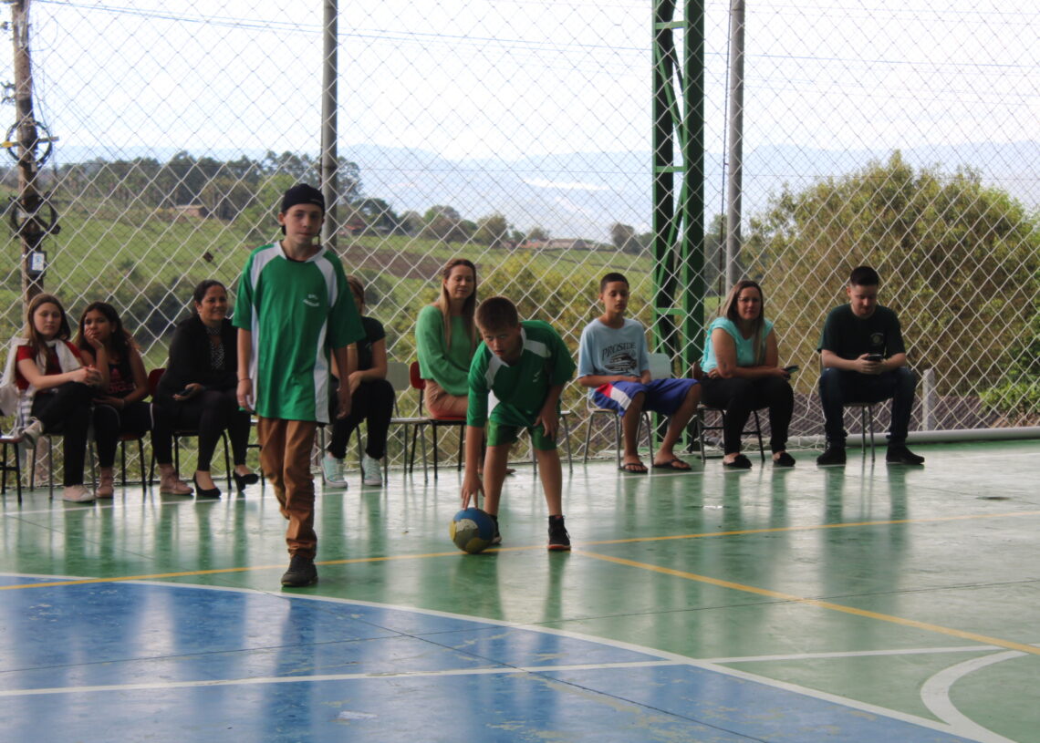 Para finalizar, alunos da escola jogaram um amistoso de futsal Foto: Lilian Moraes