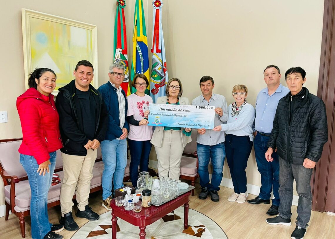 Cheque simbólico foi entregue na manhã desta segunda-feira Foto: Foto: Cris Vargas/Prefeitura de Taquara