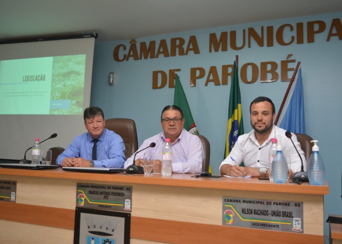 Betinho, relator da comissão de finanças; Celso Abreu, presidente; e Adriano, membro. Foto: Matheus de Oliveira/Câmara de Vereadores de Parobé