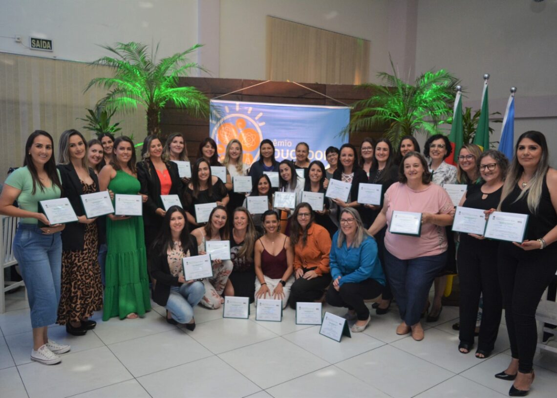 32 professores foram destaque em suas escolas e receberam homenagem do Legislativo.
Foto: Matheus
de Oliveira