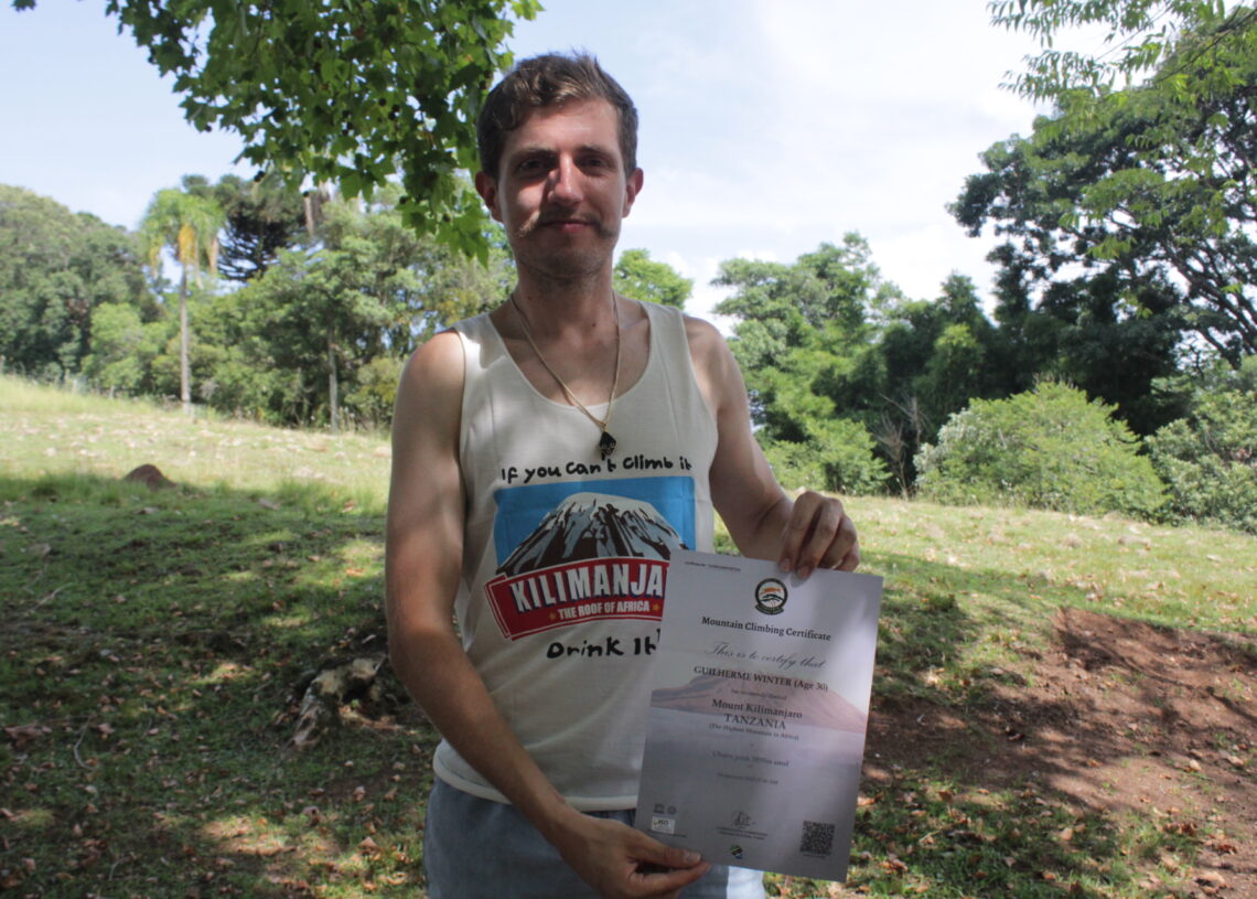 Como forma de comprovar sua subida, Guilherme ganhou um certificado, que já está enquadrado Foto: Lilian Moraes
