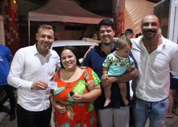 Prefeito Diego Picucha e o secretário Tiago Vargas entregaram o prêmio para Angelica e sua família Foto: Divulgação